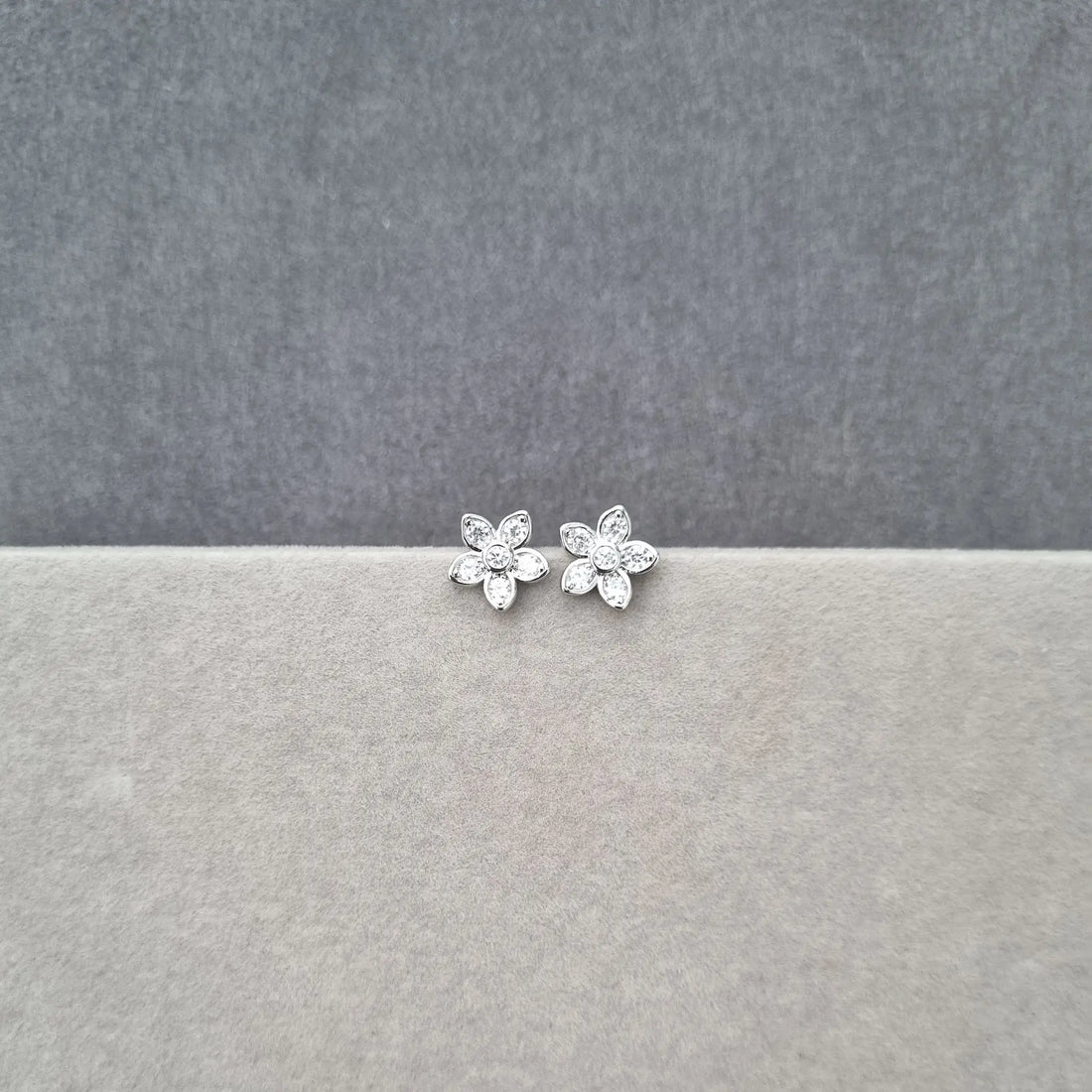 Diamond Daisy Studs [A]E606