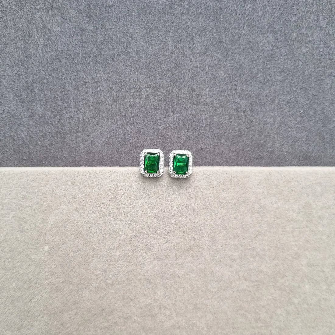 Classic Emerald Glow Studs [A]E609