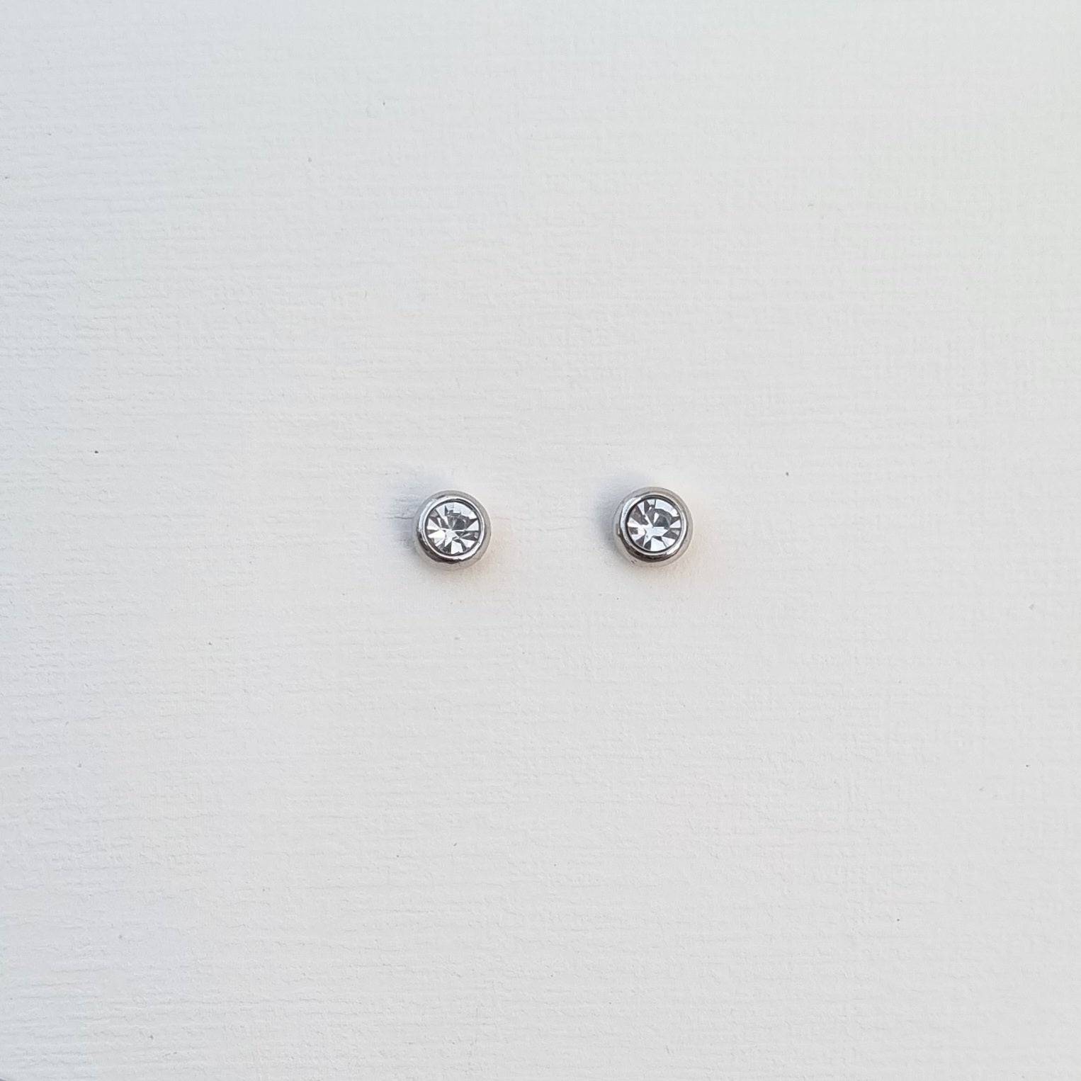 SILVER SPARKLE STUDS E159