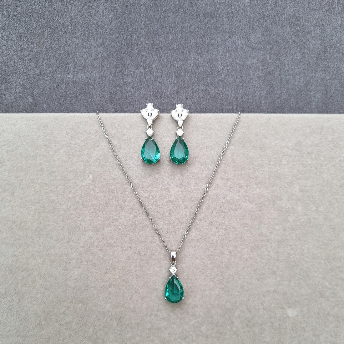Emerald Teardrop Elegance Set [S]S067