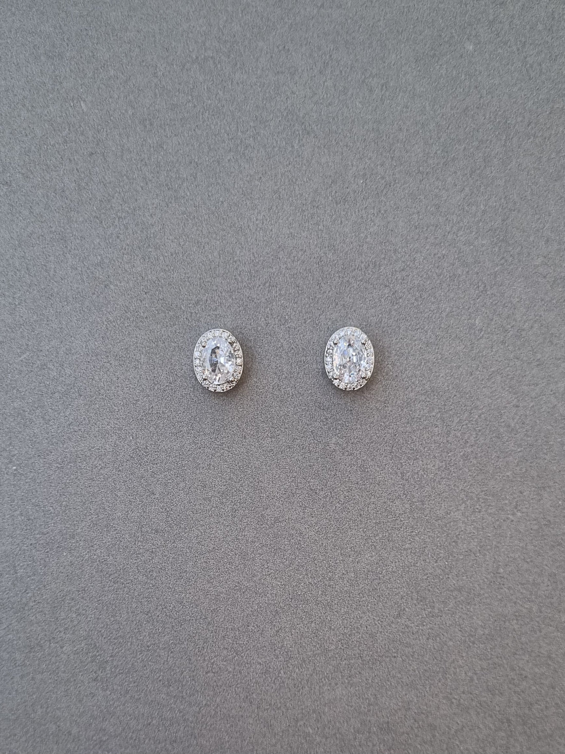 Oval Brilliant Stud Earrings [M]E543