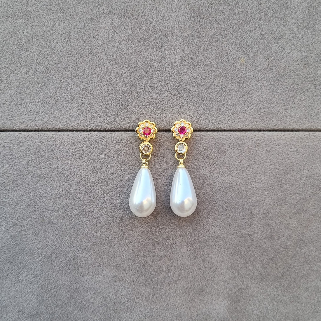 Pearl Blossom Drop Earrings [M]E556